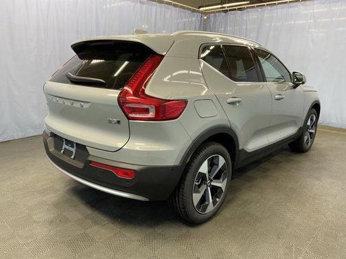 2025 Volvo XC40 B5 Plus Bright Theme