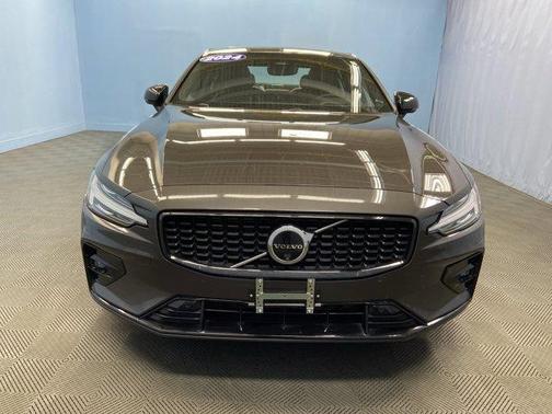 2024 Volvo S60 B5 Ultimate Dark Theme