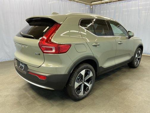 2025 Volvo XC40 B5 Core Bright Theme
