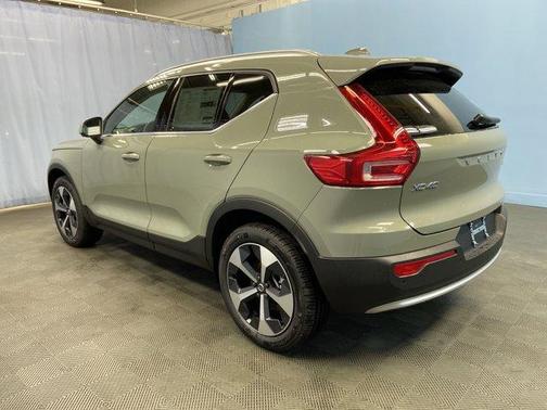 2025 Volvo XC40 B5 Core Bright Theme