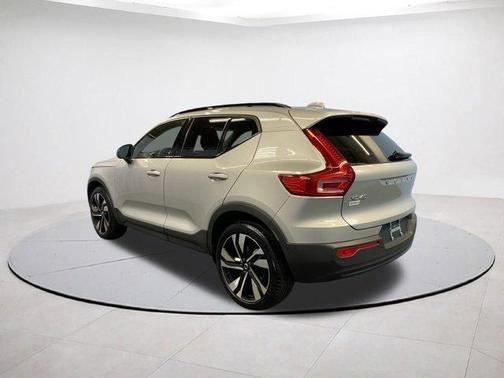2025 Volvo XC40 B5 Plus Dark Theme