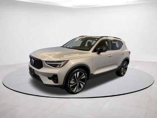 2025 Volvo XC40 B5 Plus Dark Theme