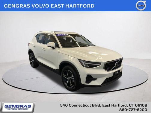 Crystal White Pearl 2025 Volvo XC40 B5 Core Bright Theme