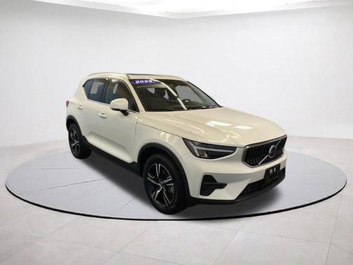 2025 Volvo XC40 B5 Core Bright Theme