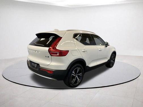 2025 Volvo XC40 B5 Core Bright Theme