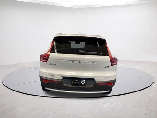 2025 Volvo XC40 B5 Core Bright Theme