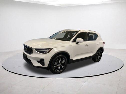2025 Volvo XC40 B5 Core Bright Theme