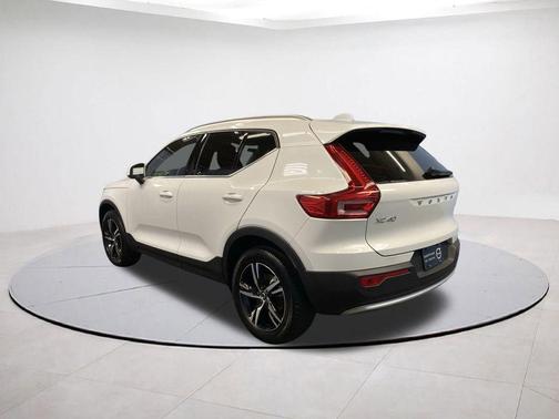 Crystal White Pearl 2025 Volvo XC40 B5 Core Bright Theme