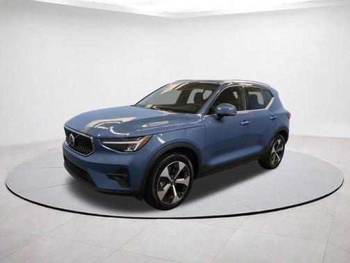 2025 Volvo XC40 B5 Plus Bright Theme