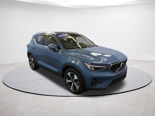 2025 Volvo XC40 B5 Plus Bright Theme