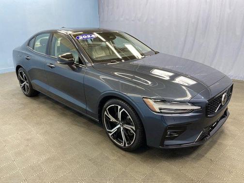 2024 Volvo S60 B5 Core Dark Theme