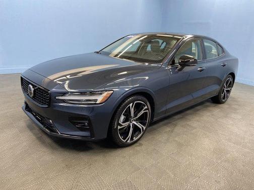 2024 Volvo S60 B5 Core Dark Theme