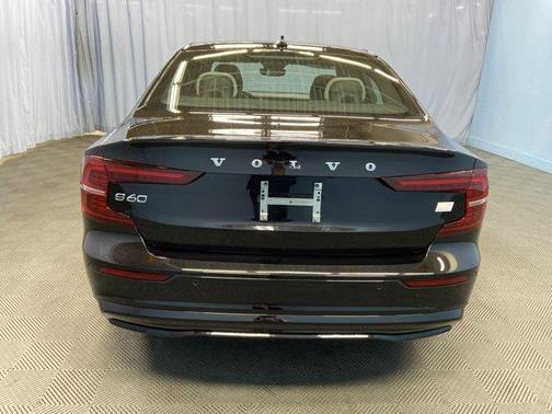 2024 Volvo S60 Recharge Plug-In Hybrid T8 Ultimate Dark Theme