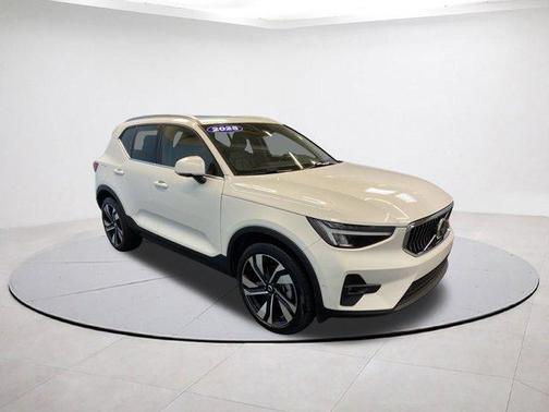 2025 Volvo XC40 B5 Plus Bright Theme