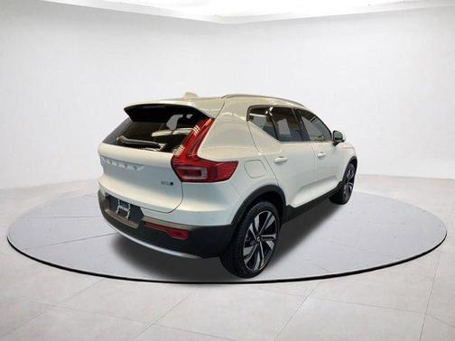 2025 Volvo XC40 B5 Plus Bright Theme