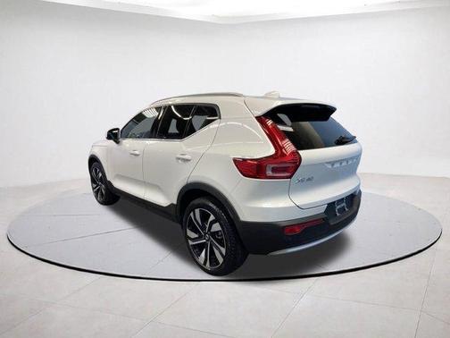 2025 Volvo XC40 B5 Plus Bright Theme