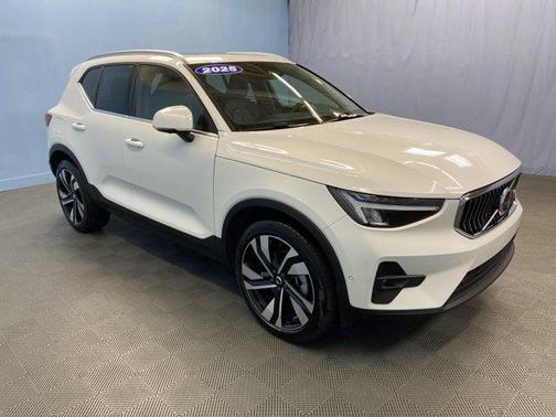 2025 Volvo XC40 B5 Plus Bright Theme
