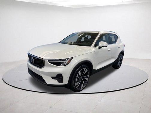 2025 Volvo XC40 B5 Plus Bright Theme