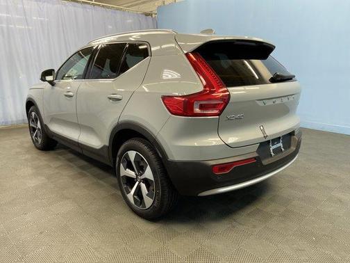 2025 Volvo XC40 B5 Plus Bright Theme