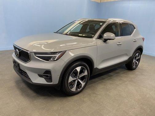 2025 Volvo XC40 B5 Plus Bright Theme