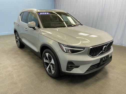 2025 Volvo XC40 B5 Plus Bright Theme