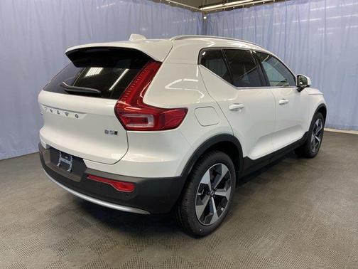 2025 Volvo XC40 B5 Core Bright Theme