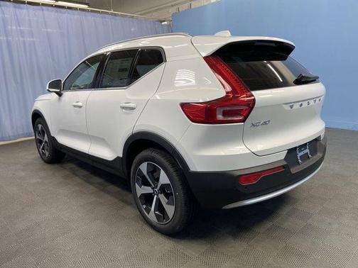 2025 Volvo XC40 B5 Core Bright Theme