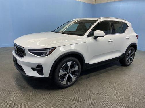 2025 Volvo XC40 B5 Core Bright Theme