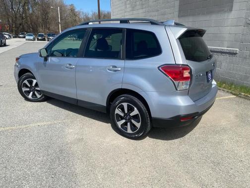 Ice Silver Metallic 2018 Subaru Forester 2.5i Premium