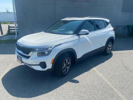 Snow White Pearl 2022 Kia Seltos EX