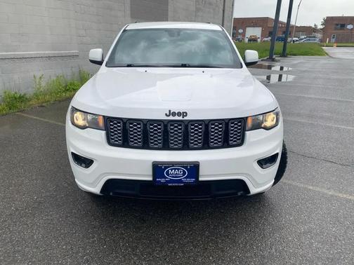Bright White Clearcoat 2018 Jeep Grand Cherokee Laredo E
