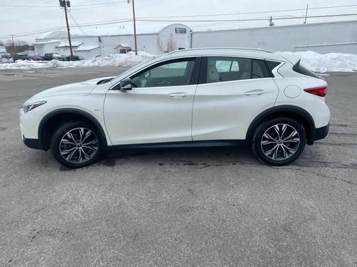 2018 INFINITI QX30 Premium