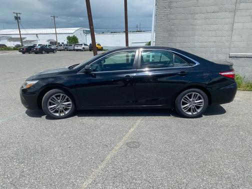 Midnight Black Metallic 2017 Toyota Camry SE