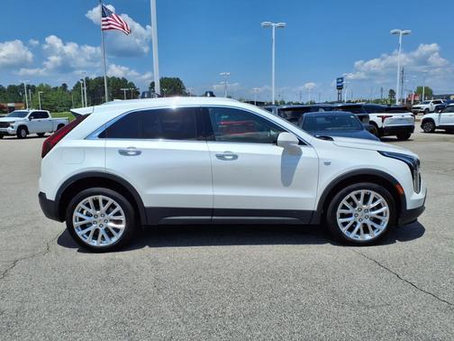 Crystal White Tricoat 2022 Cadillac XT4 Luxury