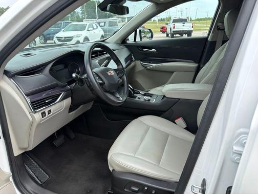 Crystal White Tricoat 2022 Cadillac XT4 Luxury