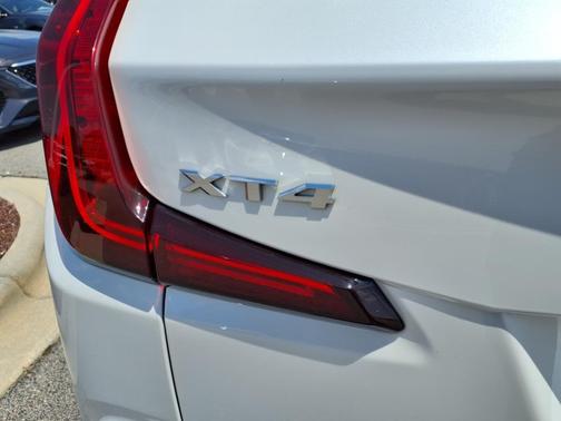 Crystal White Tricoat 2022 Cadillac XT4 Luxury