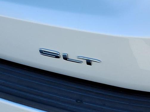 White Frost Tricoat 2023 GMC Yukon XL SLT