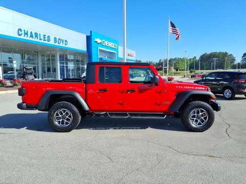 Firecracker Red Clearcoat 2025 Jeep Gladiator Rubicon