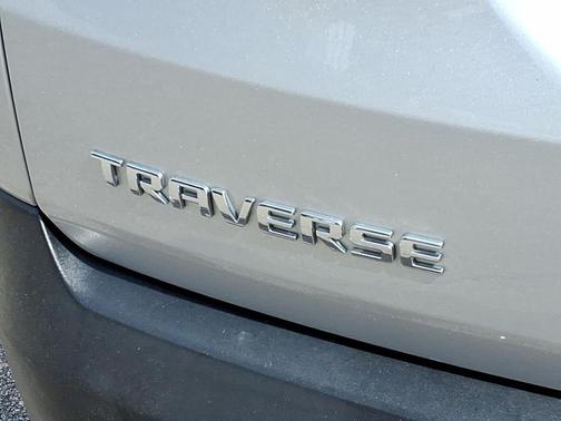 Silver Ice Metallic 2021 Chevrolet Traverse LT Cloth