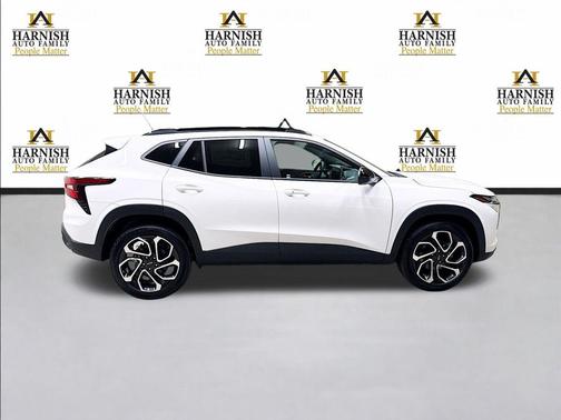 Summit White 2026 Chevrolet Trax FWD 2RS