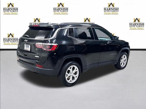 Diamond Black Crystal Pearlcoat 2024 Jeep Compass Latitude