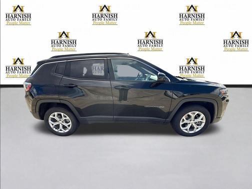 Diamond Black Crystal Pearlcoat 2024 Jeep Compass Latitude