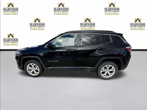 Diamond Black Crystal Pearlcoat 2024 Jeep Compass Latitude
