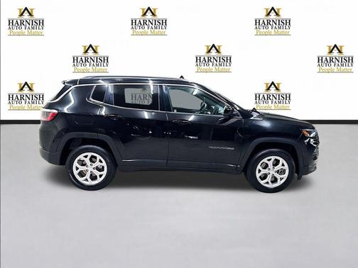 Diamond Black Crystal Pearlcoat 2024 Jeep Compass Latitude