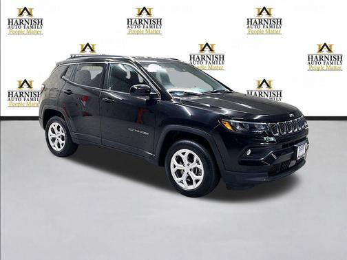 Diamond Black Crystal Pearlcoat 2024 Jeep Compass Latitude