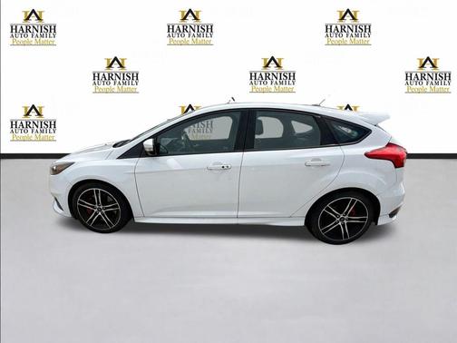 Oxford White 2017 Ford Focus ST