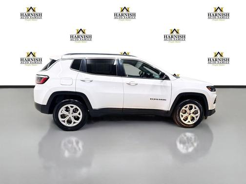 Bright White Clearcoat 2024 Jeep Compass Latitude