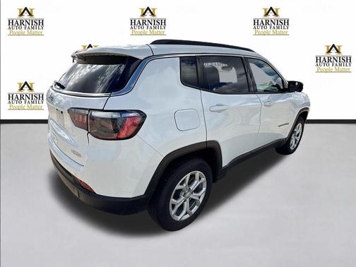 Bright White Clearcoat 2024 Jeep Compass Latitude