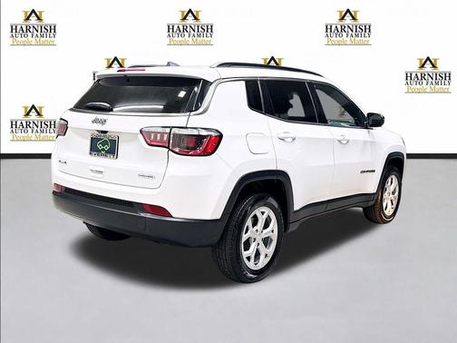 Bright White Clearcoat 2024 Jeep Compass Latitude