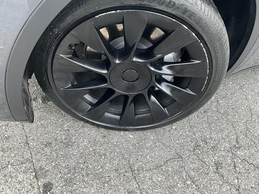 2022 Tesla Model Y Long Range Dual Motor All-Wheel Drive